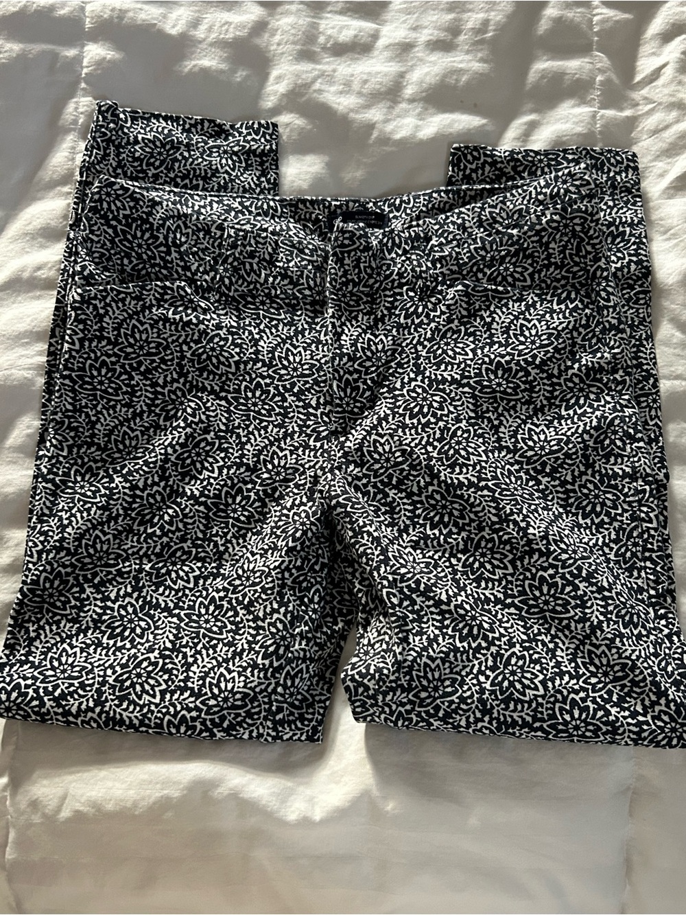 GAP Black and White Floral Print ankle pants